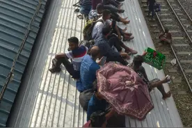 实拍：孟加拉国现“返乡潮”，万人扒火车，开挂能力堪比印度图片