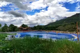 雨后初霁 泰山脚下虎山公园云雾缭绕似仙境图片