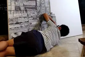 杭州一小学生“躺平”式画画火出圈！网友：老天爷追着喂饭……图片