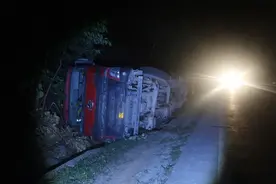 惊险！停车路边，货车突然侧翻，原因却出乎意料图片