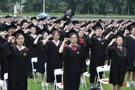 毕业典礼给校长整个活？这次，校长在毕业典礼给我们疯狂整活图片