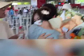 女子被拐29年后回湖南认亲，出站后与小姨含泪相拥图片