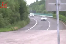 交警接到举报：“看到两条人腿在快车道上，看不到其他部位……”图片