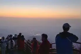 单日接待游客超2.8万“清凉”峨眉山迎来“火热”旅游季图片