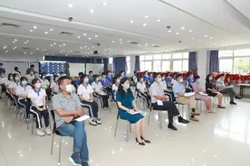 毕业典礼上，深圳学校校长给毕业生布置“最后一次作业”图片