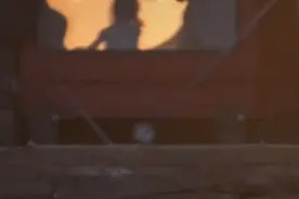 女孩货车里翩翩起舞！摄影师无意间拍下动人一幕，交警要送司机这个东西图片