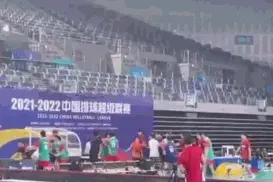 板凳与垃圾桶横飞！男排集训场上突发群体斗殴，中国排协通报→图片