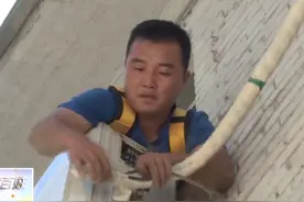 《高温下的坚守》空调安装工：飞檐走壁送清凉图片