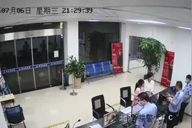 小女孩捡到一只黑毛小鸟，结果来头不小……图片