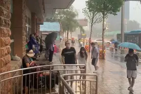 果然视频｜济南暴雨如期而至，壹点情报员：下班路上淋成了落汤鸡图片