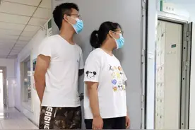 龙凤胎姐弟刚出高考考场，就进ICU照顾病危父亲，最终双双得高分图片