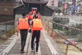 男子坠河后泸定桥装上防护网，过桥需穿救生衣图片