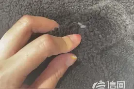 大衣穿一个月精洗后袖口掉毛 洁神洗衣称是正常磨损图片