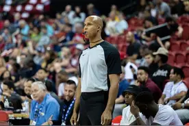 光头裁判！NBA夏联官方晒杰弗森裁判生涯首秀组图图片