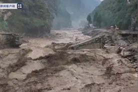 受强降雨影响 四川绵阳平武县城至九寨沟G247线道路中断图片