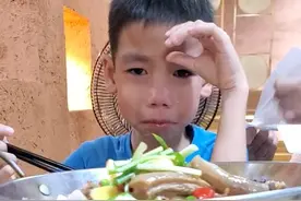 广东8岁男孩来湖南旅游被辣哭，爸爸的回应亮了图片