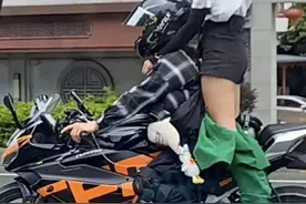 摩托情侣“秀恩爱”，后座女友的举动让人吓出冷汗图片