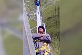 心疼！电力工人高空作业间隙悬空休息：躺在很窄的高塔横梁上图片