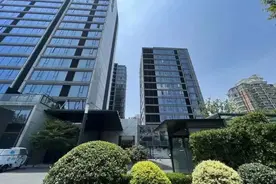 杭城一小区业主，看到车库这幕有点心烦：能不能分分开？图片