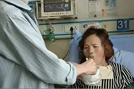 男子喂躺在病床上的妻子吃饭忍不住落泪，女儿：父亲心疼母亲图片