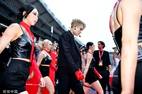 王嘉尔曼谷世纪杯开场热唱 戴红手套梦回科切拉图片