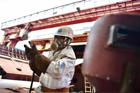 高温下的女“焊将”：接受着太阳、钢板、火花的三重炙烤图片