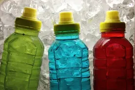 酷暑运动后19岁男孩猛喝冰水去世 夏季运动后，请记住这份“三要”“三不要”图片