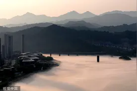 杭州：新安江上晨雾缥缈 市民江边绿道惬意晨跑图片