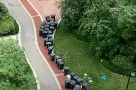 陕西一小区将大量垃圾桶置于人行道？物业：系规划中转站图片