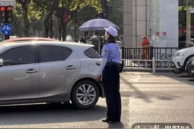 “一身制服，帅得耀眼”从迪士尼花车演员到交通辅警，杭州95后姑娘路面执勤被赞帅气图片