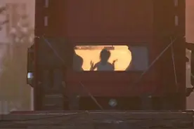 夕阳下货车内跳舞的女孩一家收到交警送的安全座椅 父亲落泪感谢所有人图片