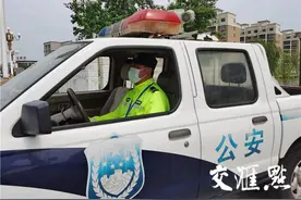 农户中暑昏厥，交警紧急送医脱险图片