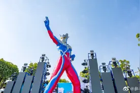 奥特曼落户上海海昌 12米高巨型赛罗奥特曼雕塑亮相图片