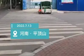 父亲街头卖西瓜之余陪儿子玩小车 网友：一边是生计，一边是生活图片