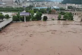 「奔流·第一线」暴雨侵袭甘肃庆阳，消防紧急救援图片