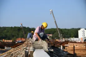 新华全媒＋|炎热酷暑下，他们坚守岗位不停歇图片