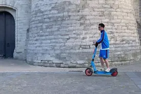 国米主席张康阳身穿蓝色休闲装&戴墨镜，骑着电动滑板车上街图片