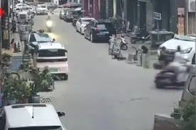 醉酒夫妻无故招惹路边大黑狗：丈夫“单挑”惨败后，妻子与狗“理论”2分钟图片