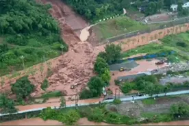 四川雅安暴雨引发泥石流：路上轿车被掩埋，“泥人”乘客获救图片