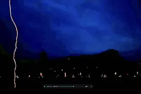 闪电击中青衣江 摄影师拍下惊险瞬间图片