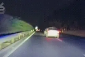 吓人！昆玉高速上，前车车门突然开了，还伸出一只脚…图片