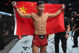 UFC格斗之夜：李景亮TKO“散打沙皇”穆斯里穆，展示国旗怒吼庆祝图片