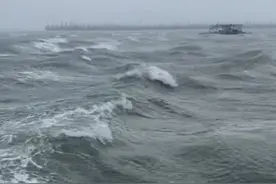 宁波一游船遇强风侧翻，附近游船乘客：当时暴风雨持续10多分钟图片