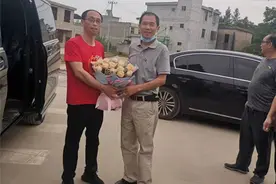 安徽宿松：吴宜灿院士回母校光荣初中看望师生图片