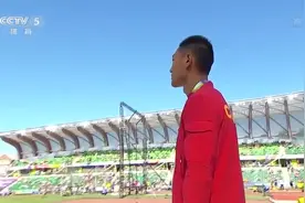 中国队首金颁奖现场，王嘉男：国歌响起时忍住了泪水图片