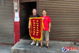 小伙溺水深潭险丢命，六旬老兵下水智救：游到背后用尽全力将他推到岸边图片