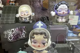 衣着暴露、暗黑吓人，潮玩店“少儿不宜”的手办谁来管管？图片