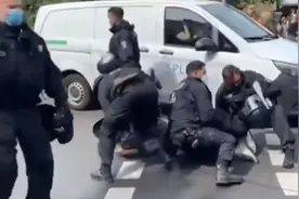 40℃下的抗议 是什么让最怕热的欧洲人不要命地冲上街头？图片