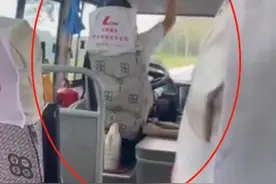 客车司机一边开车一边举哑铃？！最新回应：已开除图片
