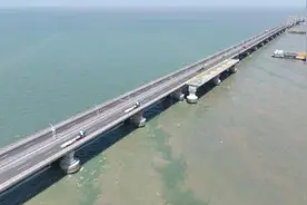 通往洋山港的东海大桥上，上海首条自动驾驶测试专用道启用视频封面